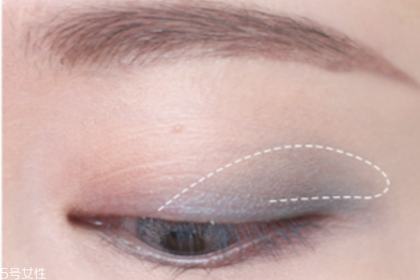 灰綠色系眼妝的畫(huà)法 龐克風(fēng)小煙熏眼妝 灰綠色系眼妝的畫(huà)法 龐克風(fēng)小煙熏眼妝