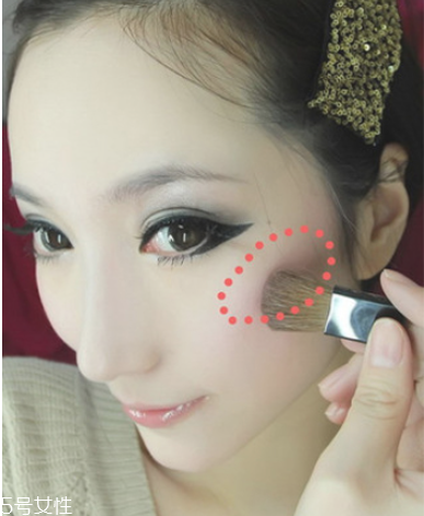 灰綠色系眼妝的畫(huà)法 龐克風(fēng)小煙熏眼妝 灰綠色系眼妝的畫(huà)法 龐克風(fēng)小煙熏眼妝