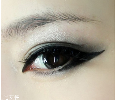 灰綠色系眼妝的畫(huà)法 龐克風(fēng)小煙熏眼妝 灰綠色系眼妝的畫(huà)法 龐克風(fēng)小煙熏眼妝