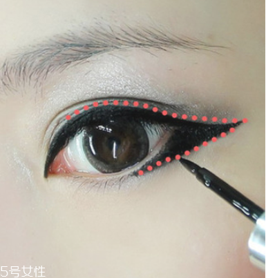 灰綠色系眼妝的畫(huà)法 龐克風(fēng)小煙熏眼妝 灰綠色系眼妝的畫(huà)法 龐克風(fēng)小煙熏眼妝