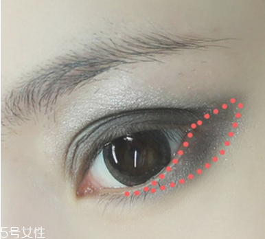 灰綠色系眼妝的畫(huà)法 龐克風(fēng)小煙熏眼妝 灰綠色系眼妝的畫(huà)法 龐克風(fēng)小煙熏眼妝