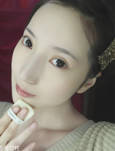 灰綠色系眼妝的畫(huà)法 龐克風(fēng)小煙熏眼妝 灰綠色系眼妝的畫(huà)法 龐克風(fēng)小煙熏眼妝