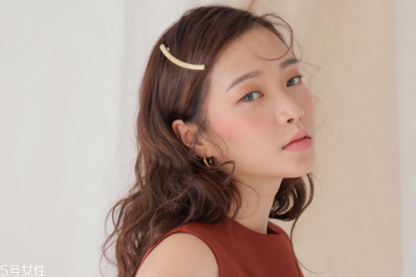 沒(méi)帶工具怎樣用手上妝 這樣上妝上班不遲到 沒(méi)帶工具怎樣用手上妝 這樣上妝上班不遲到