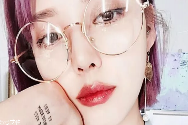 沒(méi)帶工具怎樣用手上妝 這樣上妝上班不遲到 沒(méi)帶工具怎樣用手上妝 這樣上妝上班不遲到