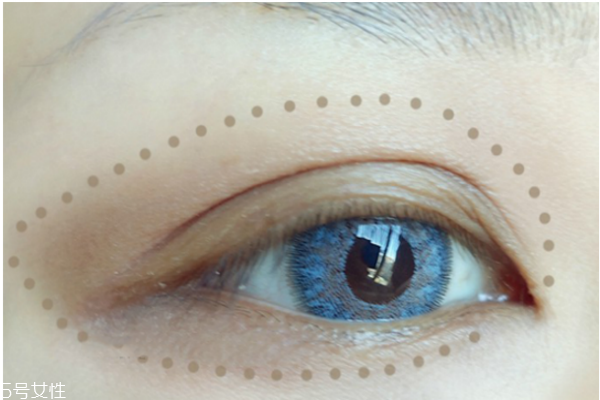 歐美妝容的步驟圖解 藍(lán)色煙熏妝讓你驚艷全場(chǎng)