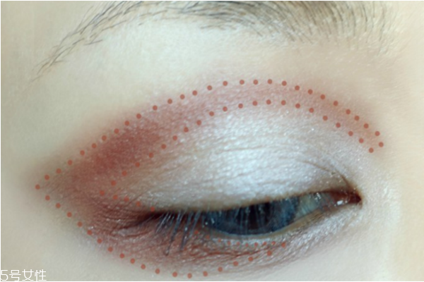 歐美妝容的步驟圖解 藍(lán)色煙熏妝讓你驚艷全場(chǎng)