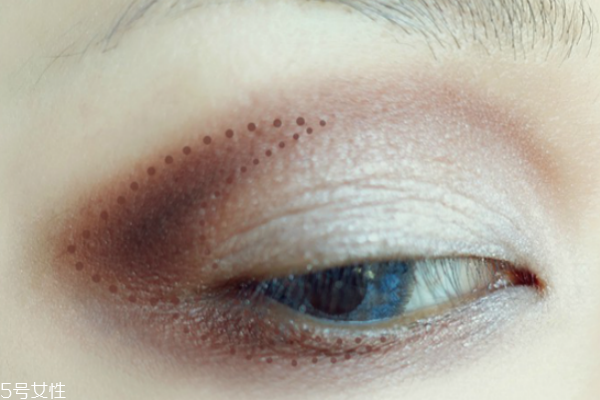 歐美妝容的步驟圖解 藍(lán)色煙熏妝讓你驚艷全場(chǎng)
