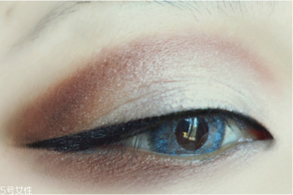 歐美妝容的步驟圖解 藍(lán)色煙熏妝讓你驚艷全場(chǎng)