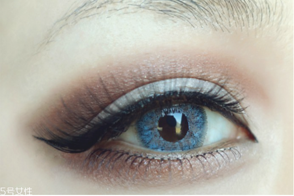 歐美妝容的步驟圖解 藍(lán)色煙熏妝讓你驚艷全場(chǎng)