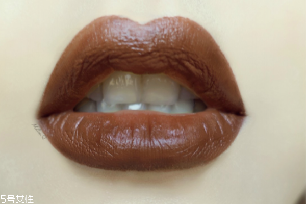 歐美妝容的步驟圖解 藍(lán)色煙熏妝讓你驚艷全場(chǎng)