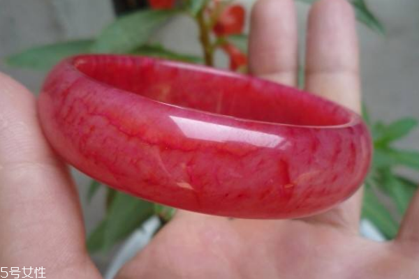 雞血石手鐲真假鑒定 從這幾點(diǎn)來(lái)看