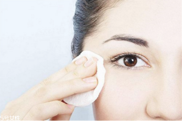 卸妝油有什么作用 卸妝油別的用處 卸妝油有什么作用 卸妝油別的用處