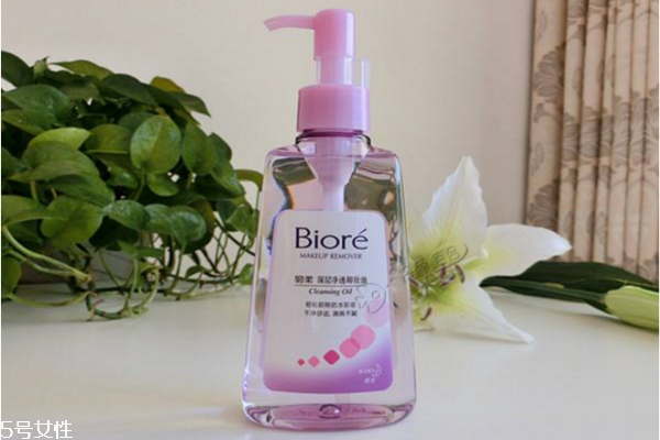 卸妝油有什么作用 卸妝油別的用處 卸妝油有什么作用 卸妝油別的用處