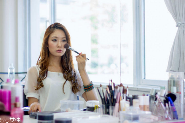 秋冬怎么化妝步驟 不知道的看過(guò)來(lái) 秋冬怎么化妝步驟 不知道的看過(guò)來(lái)