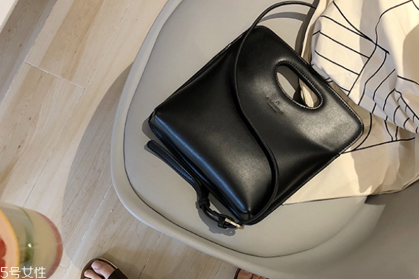 皮包沾上紅酒怎么清洗 這樣來(lái)處理 皮包沾上紅酒怎么清洗 這樣來(lái)處理