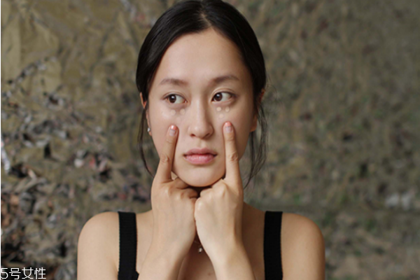 萬(wàn)圣節(jié)妝容教程 創(chuàng)意彩妝吸血鬼妝容 萬(wàn)圣節(jié)妝容教程 創(chuàng)意彩妝吸血鬼妝容