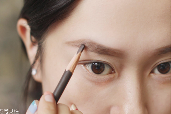 萬(wàn)圣節(jié)妝容教程 創(chuàng)意彩妝吸血鬼妝容 萬(wàn)圣節(jié)妝容教程 創(chuàng)意彩妝吸血鬼妝容