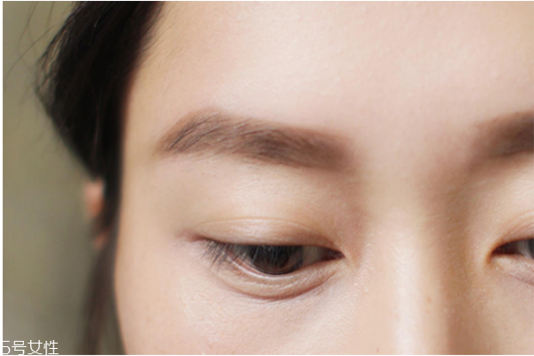 萬(wàn)圣節(jié)妝容教程 創(chuàng)意彩妝吸血鬼妝容 萬(wàn)圣節(jié)妝容教程 創(chuàng)意彩妝吸血鬼妝容