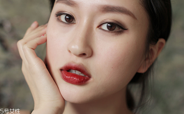 萬(wàn)圣節(jié)妝容教程 創(chuàng)意彩妝吸血鬼妝容 萬(wàn)圣節(jié)妝容教程 創(chuàng)意彩妝吸血鬼妝容