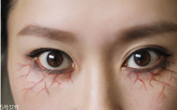 萬(wàn)圣節(jié)妝容教程 創(chuàng)意彩妝吸血鬼妝容 萬(wàn)圣節(jié)妝容教程 創(chuàng)意彩妝吸血鬼妝容