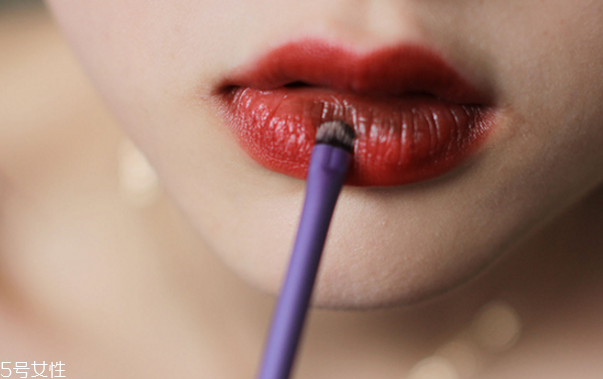 萬(wàn)圣節(jié)妝容教程 創(chuàng)意彩妝吸血鬼妝容 萬(wàn)圣節(jié)妝容教程 創(chuàng)意彩妝吸血鬼妝容