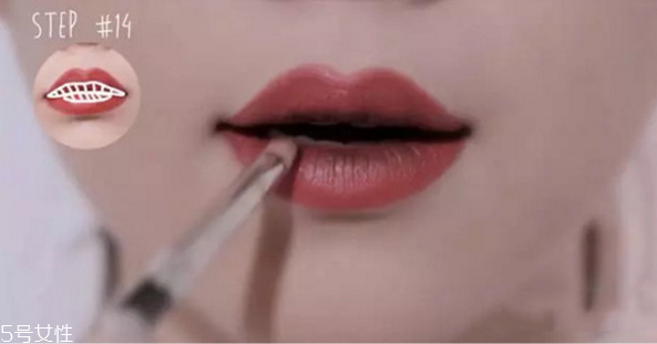 萬(wàn)圣節(jié)妝容教程 創(chuàng)意彩妝吸血鬼妝容 萬(wàn)圣節(jié)妝容教程 創(chuàng)意彩妝吸血鬼妝容