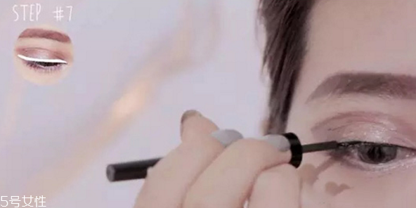 萬(wàn)圣節(jié)妝容教程 創(chuàng)意彩妝吸血鬼妝容 萬(wàn)圣節(jié)妝容教程 創(chuàng)意彩妝吸血鬼妝容