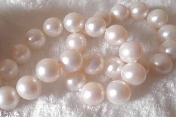 珍珠上有小坑正常嗎 看具體情況 珍珠上有小坑正常嗎 看具體情況