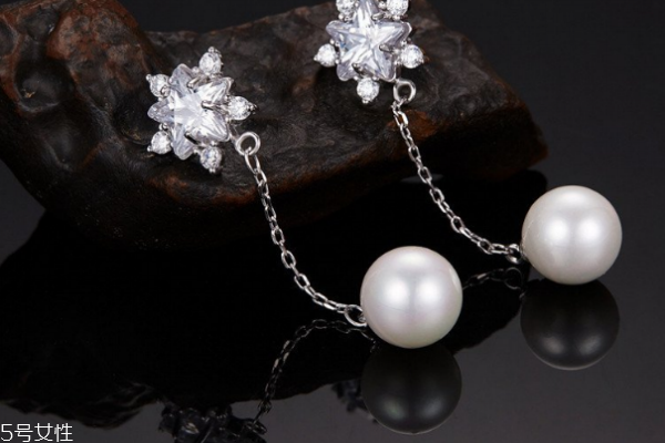 珍珠上有小坑正常嗎 看具體情況 珍珠上有小坑正常嗎 看具體情況