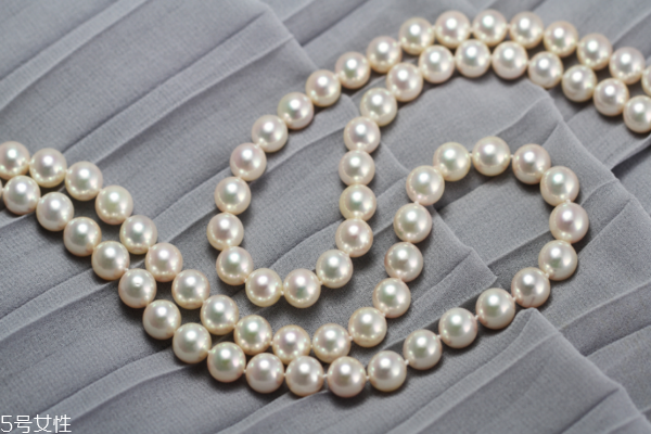 珍珠上有小坑正常嗎 看具體情況 珍珠上有小坑正常嗎 看具體情況