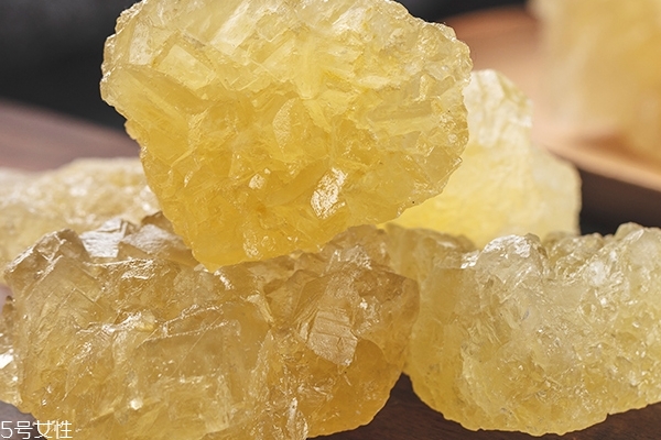 冰糖要買什么顏色的好 首選是黃色 冰糖要買什么顏色的好 首選是黃色