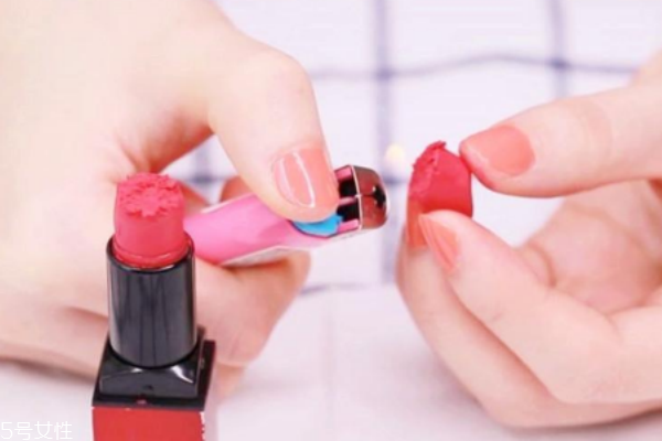 口紅斷了如何修復(fù) 簡(jiǎn)單三步變廢為寶 口紅斷了如何修復(fù) 簡(jiǎn)單三步變廢為寶