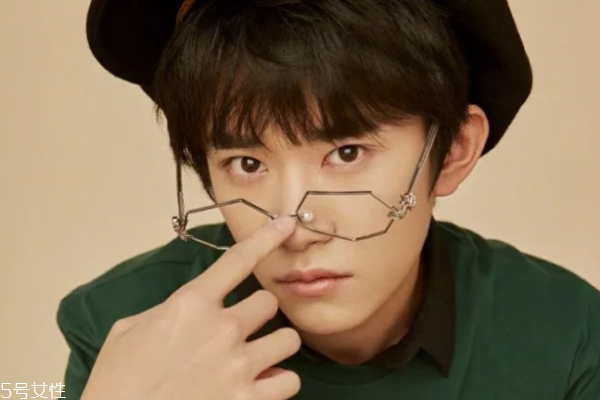 女生戴眼鏡怎么化妝 4技巧畫出精靈雙眼 女生戴眼鏡怎么化妝 4技巧畫出精靈雙眼