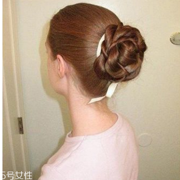 花瓣頭的扎法圖解步驟 今年最in丸子頭扎法 花瓣頭的扎法圖解步驟 今年最in丸子頭扎法