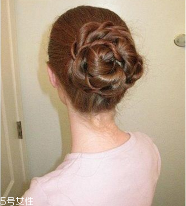 花瓣頭的扎法圖解步驟 今年最in丸子頭扎法 花瓣頭的扎法圖解步驟 今年最in丸子頭扎法