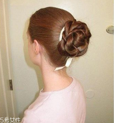 花瓣頭的扎法圖解步驟 今年最in丸子頭扎法 花瓣頭的扎法圖解步驟 今年最in丸子頭扎法