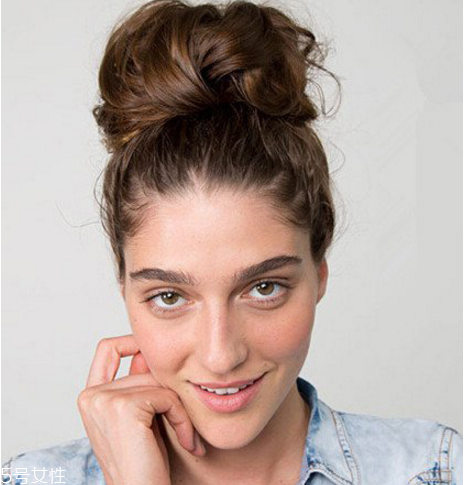 花瓣頭的扎法圖解步驟 今年最in丸子頭扎法 花瓣頭的扎法圖解步驟 今年最in丸子頭扎法