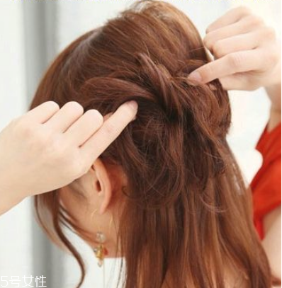 短發(fā)半丸子頭的扎法圖解 短發(fā)半丸子頭扎法教程 短發(fā)半丸子頭的扎法圖解 短發(fā)半丸子頭扎法教程