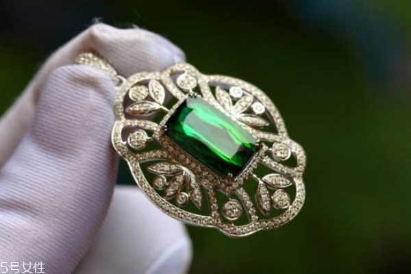 鉻綠碧璽是什么顏色 大多數(shù)為綠色 鉻綠碧璽是什么顏色 大多數(shù)為綠色