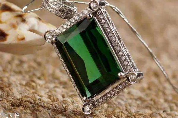 鉻綠碧璽是什么顏色 大多數(shù)為綠色 鉻綠碧璽是什么顏色 大多數(shù)為綠色