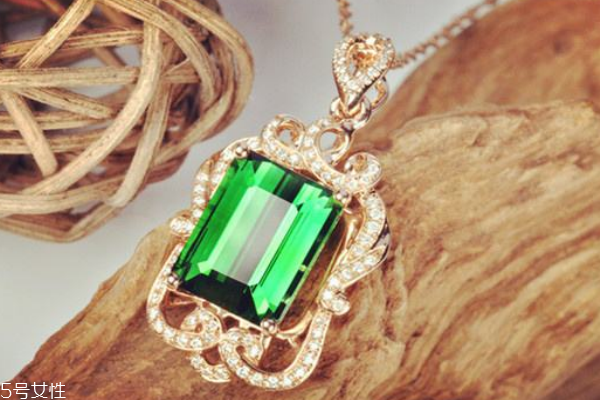 鉻綠碧璽是什么顏色 大多數(shù)為綠色 鉻綠碧璽是什么顏色 大多數(shù)為綠色