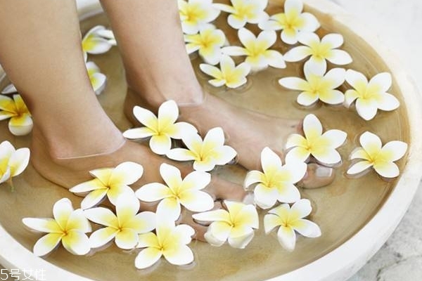 立冬天冷媽媽慎用熱水給寶寶泡腳 立冬天冷媽媽慎用熱水給寶寶泡腳