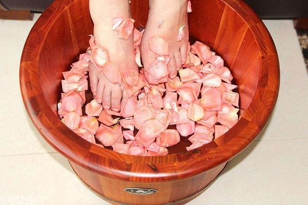 立冬天冷媽媽慎用熱水給寶寶泡腳 立冬天冷媽媽慎用熱水給寶寶泡腳