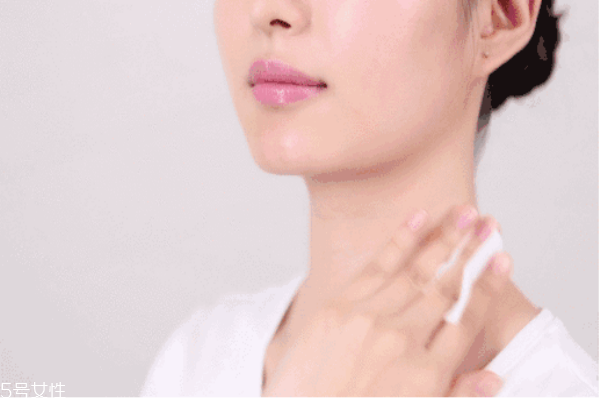 化妝水要用化妝棉嗎 最熱門美容護(hù)膚小竅門 化妝水要用化妝棉嗎 最熱門美容護(hù)膚小竅門