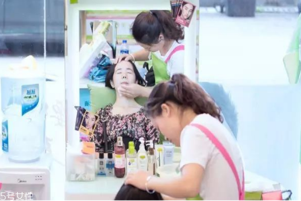 化妝水要用化妝棉嗎 最熱門美容護(hù)膚小竅門 化妝水要用化妝棉嗎 最熱門美容護(hù)膚小竅門