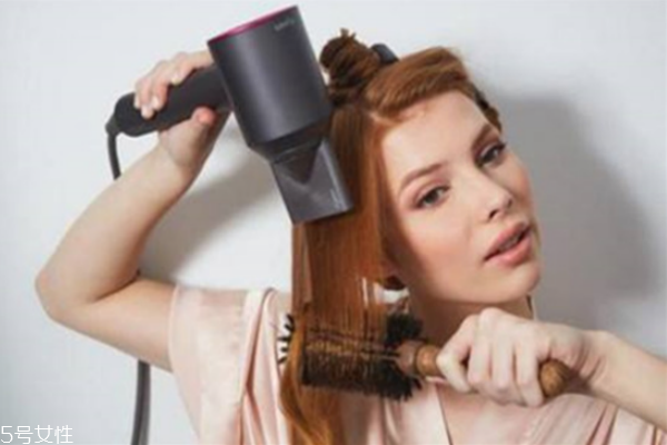 孕婦可以用吹風(fēng)機(jī)吹頭發(fā)嗎 孕婦盡量少使用 孕婦可以用吹風(fēng)機(jī)吹頭發(fā)嗎 孕婦盡量少使用