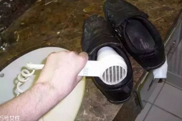 吹風(fēng)機(jī)后面怎么清理 吹風(fēng)機(jī)的作用及用途 吹風(fēng)機(jī)后面怎么清理 吹風(fēng)機(jī)的作用及用途