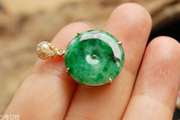 花青翡翠值錢(qián)嗎 要從多方面判斷