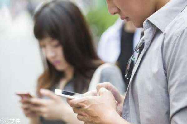 玩手機(jī)皮膚差怎樣改善 3招拯救手機(jī)控 玩手機(jī)皮膚差怎樣改善 3招拯救手機(jī)控