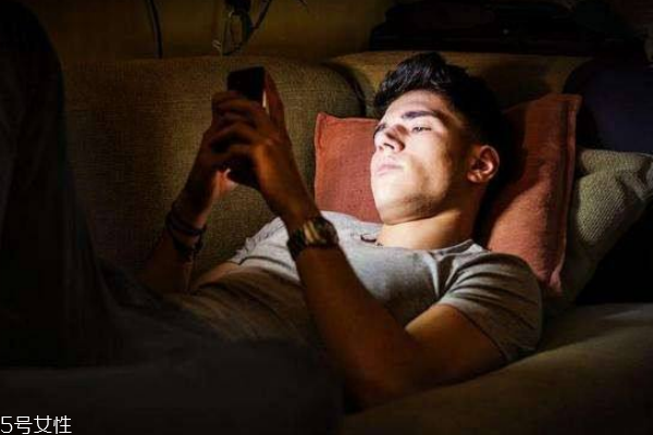 玩手機(jī)皮膚差怎樣改善 3招拯救手機(jī)控 玩手機(jī)皮膚差怎樣改善 3招拯救手機(jī)控